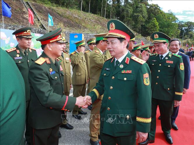 Các đại biểu Quốc phòng Lào đón Đại tướng Phan Văn Giang và các thành viên đoàn Việt Nam sang dự giao lưu. Ảnh: Trọng Đức - TTXVN