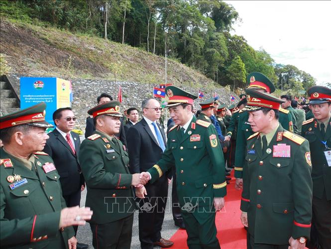 Các đại biểu Quốc phòng Lào đón Đại tướng Phan Văn Giang và các thành viên đoàn Việt Nam sang dự giao lưu. Ảnh: Trọng Đức - TTXVN