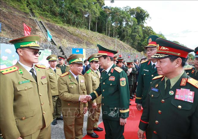 Các đại biểu Quốc phòng Lào đón Đại tướng Phan Văn Giang và các thành viên đoàn Việt Nam sang dự giao lưu. Ảnh: Trọng Đức - TTXVN