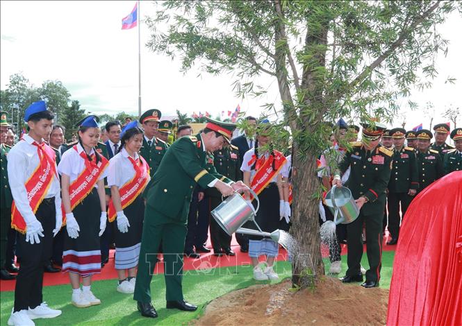 Đại tướng Phan Văn Giang và Đại tướng Khamliang Outhakaysone, Bộ trưởng Quốc phòng Lào trồng cây hữu nghị tại khu vực cột mốc 460, Cửa khẩu Thanh Thủy. Ảnh: Trọng Đức - TTXVN
