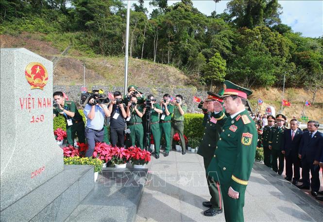 Đại tướng Phan Văn Giang và Đại tướng Khamliang Outhakaysone, Bộ trưởng Quốc phòng Lào chào cột mốc 460, Cửa khẩu Thanh Thủy.  Ảnh: Trọng Đức - TTXVN