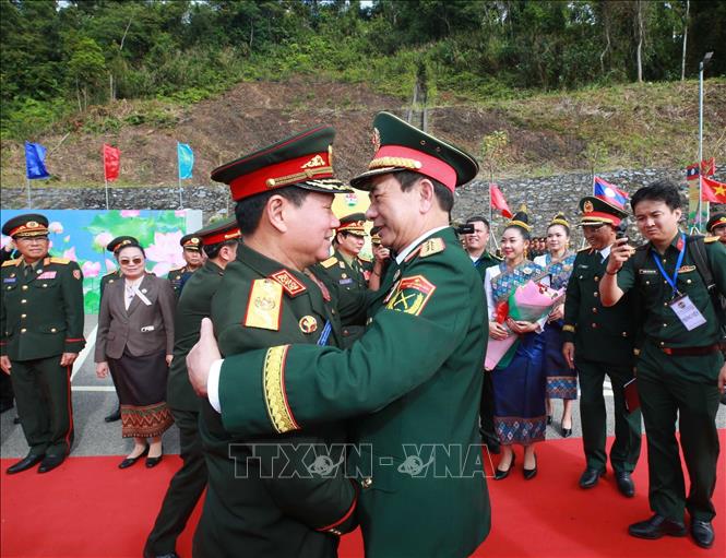 Đại tướng Khamliang Outhakaysone, Ủy viên Bộ Bett88 cá cược trực tuyến, Phó Thủ tướng, Bộ trưởng Quốc phòng Lào đón Đại tướng Phan Văn Giang tại Cửa khẩu Thanh Thủy. Ảnh: Trọng Đức - TTXVN