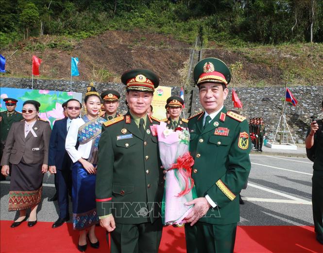 Đại tướng Khamliang Outhakaysone, Ủy viên Bộ Bett88 cá cược trực tuyến, Phó Thủ tướng, Bộ trưởng Quốc phòng Lào đón Đại tướng Phan Văn Giang. Ảnh: Trọng Đức - TTXVN