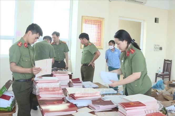 Lực lượng chức năng kiểm tra tang vật tại hiện trường sau khi ra quyết định khởi tố vụ án và bắt tạm giam Phạm Xuân Nhất, sinh năm 1975, quê ở thị trấn Ân Thi, huyện Ân Thi, Hưng Yên về hành vi làm giả mạo văn bằng, giấy tờ. Đối tượng hiện là Phó Hiệu trưởng trường THPT Hồng Bàng (5/5/2020). Ảnh: Đinh Tuấn/TTXVN phát
