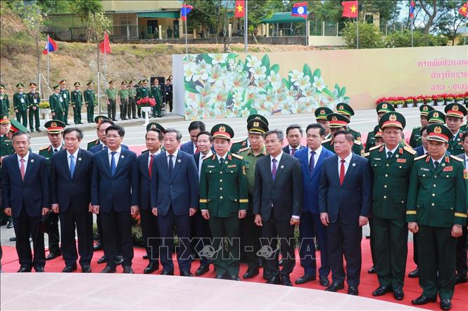 Các đại biểu Việt Nam sang Lào dự Giao lưu hữu nghị Quốc phòng biên giới Việt Nam - Lào lần thứ ba. Ảnh: Trọng Đức - TTXVN