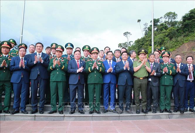 Đại tướng Phan Văn Giang và các đại biểu dự Giao lưu hữu nghị Quốc phòng biên giới Việt Nam - Lào lần thứ ba. Ảnh: Trọng Đức - TTXVN