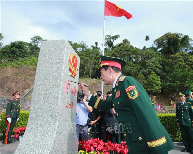 Đại tướng Phan Văn Giang tô cột mốc 460 thuộc Cửa khẩu Thanh Thủy.  Ảnh: Trọng Đức - TTXVN