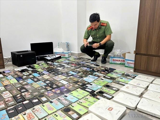 Công an TP. Hồ Chí Minh thu giữ hàng trăm tang vật của gần 300 người nước ngoài vi phạm pháp luật về xuất nhập cảnh, cư trú, lao động và nhiều trường hợp có dấu hiệu hoạt động lừa đảo trên không gian mạng (6/2026). Ảnh: TTXVN phát