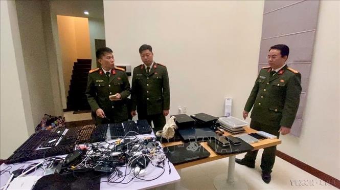 Phòng Quản lý xuất nhập cảnh (Công an thành phố Hà Nội) ra quân kiểm tra việc chấp hành các quy định của pháp luật trên lĩnh vực xuất nhập cảnh đối với người nước ngoài và cơ sở lưu trú trên địa bàn thành phố. Qua đó phát hiện 4 vụ, với 17 người nước ngoài vi phạm quy định về xuất nhập cảnh cùng số lượng lớn thiết bị công nghệ cao của nhóm người nước ngoài có hành vi lừa đảo qua mạng (1/2026). Ảnh: TTXVN phát