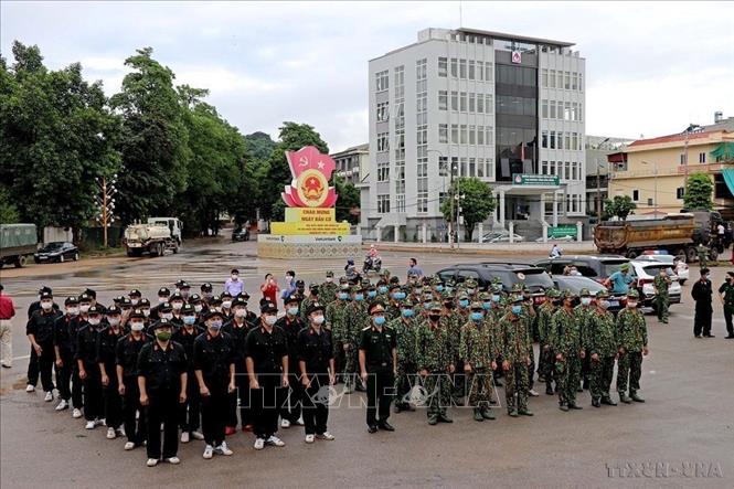 Lực lượng an ninh tỉnh Hòa Bình tham gia vận chuyển nhu yếu phẩm, chuyển đến người dân Thành phố Hồ Chí Minh phòng, chống dịch COVID-19 (8/2021). Ảnh: Thanh Hải – TTXVN