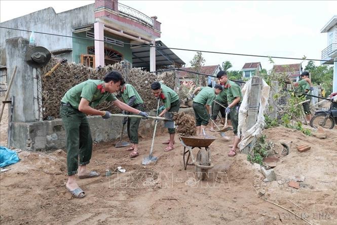 Trường Cao đẳng An ninh 2026 Bet88.com link không chặn 1 (Bộ Công an) huy động 320 học viên, chiến sỹ tham gia hỗ trợ các xã Đồng Xuân, Xuân Lãnh, Xuân Phước…tỉnh Đắk Lắk (thuộc huyện Đồng Xuân, tỉnh Phú Yên cũ) dọn dẹp vệ sinh, môi trường sau lũ (11/2025). Ảnh: TTXVN