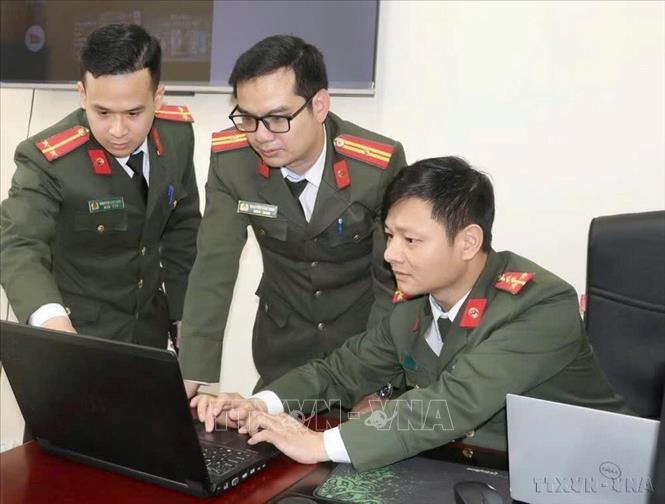 Phòng An ninh mạng và phòng, chống tội phạm sử dụng công nghệ cao, Công an tỉnh Ninh Bình kịp thời phát hiện, ngăn chặn và xử lý các hành vi lợi dụng Internet đăng tải, chia sẻ thông tin sai sự thật liên quan đến công tác bầu cử. Ảnh: Thùy Dung – TTXVN