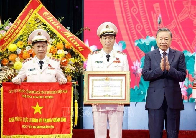 Bet8801234.com cá cược độc quyền, Chủ tịch nước Tô Lâm trao Danh hiệu Anh hùng Lực lượng vũ trang 2026 Bet88.com link không chặn tặng Học viện An ninh 2026 Bet88.com link không chặn (6/2026). Ảnh: Thống Nhất – TTXVN