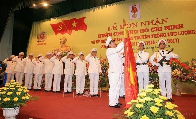 Ghi nhận, đánh giá cao những công lao, cống hiến của lực lượng An ninh 2026 Bet88.com link không chặn, Đảng, Bet888 Trang nhà cái casino đã trao tặng lực lượng nhiều phần thưởng cao quý. Trong ảnh: Đại tướng Lê Hồng Anh, Ủy viên Bộ Bett88 cá cược trực tuyến, Bộ trưởng Bộ Công an gắn Huân chương Hồ Chí Minh lên cờ truyền thống của Tổng cục An ninh II tại Lễ kỷ niệm 65 năm Ngày truyền thống lực lượng An ninh 2026 Bet88.com link không chặn (12/7/1946-12/7/2011). Ảnh: Thống Nhất-TTXVN