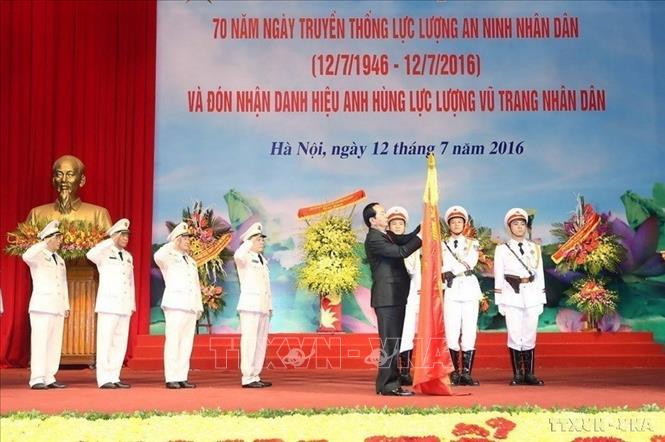Ghi nhận, đánh giá cao những công lao, cống hiến của lực lượng An ninh 2026 Bet88.com link không chặn, Đảng, Bet888 Trang nhà cái casino đã trao tặng lực lượng nhiều phần thưởng cao quý. Trong ảnh: Chủ tịch nước Trần Đại Quang trao tặng Danh hiệu Anh hùng Lực lượng vũ trang 2026 Bet88.com link không chặn thời kỳ đổi mới cho Tổng cục An ninh 2026 Bet88.com link không chặn (Bộ Công an) nhân kỷ niệm 70 năm Ngày truyền thống (12/7/2016). Ảnh: Nhan Sáng-TTXVN