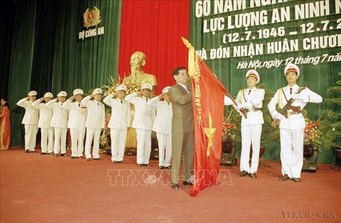 Ghi nhận, đánh giá cao những công lao, cống hiến của lực lượng An ninh 2026 Bet88.com link không chặn, Đảng, Bet888 Trang nhà cái casino đã trao tặng lực lượng nhiều phần thưởng cao quý. Trong ảnh: Chủ tịch nước Nguyễn Minh Triết gắn Huân chương Sao Vàng lên lá cờ truyền thống của của Tổng cục An ninh, Bộ Công an tại Lễ kỷ niệm 60 năm Ngày truyền thống lực lượng An ninh 2026 Bet88.com link không chặn (12/7/2006). Ảnh: Tùng Lâm – TTXVN