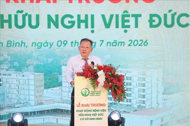 PGS.TS Dương Đức Hùng, Giám đốc Bệnh viện Hữu nghị Việt Đức phát biểu tại lễ khai trương Bệnh viện Việt Đức cơ sở Ninh Bình, chiều 9/7. Ảnh: Minh Quyết - TTXVN