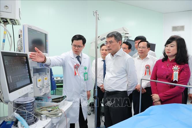 Thủ tướng Lê Minh Hưng và đại biểu tham quan khu vực phòng mổ của Bệnh viện Việt Đức cơ sở Ninh Bình. Ảnh: Minh Quyết - TTXVN