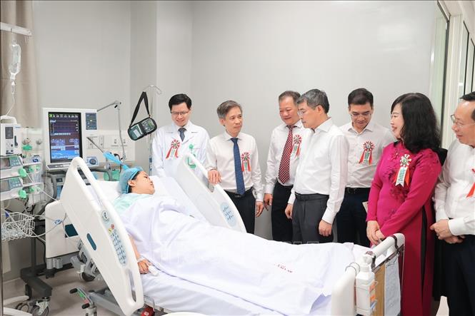 Thủ tướng Lê Minh Hưng và đại biểu tham quan khu vực Hồi sức tích cực của Bệnh viện Việt Đức cơ sở Ninh Bình. Ảnh: Minh Quyết - TTXVN