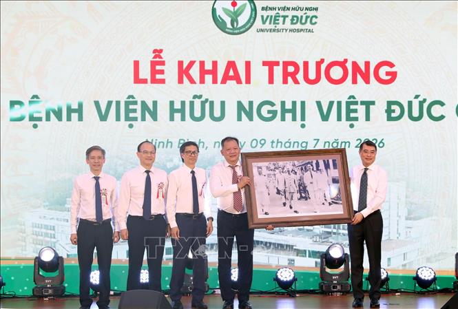 Thủ tướng Lê Minh Hưng tặng quà cho Bệnh viện Hữu nghị Việt Đức cơ sở Ninh Bình tại lễ Khai trương. Ảnh: Đại Nghĩa - TTXVN