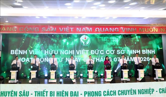 Thủ tướng Lê Minh Hưng và đại biểu thực hiện nghi thức khai trương hoạt động Bệnh viện Hữu nghị Việt Đức cơ sở Ninh Bình. Ảnh: Đại Nghĩa - TTXVN