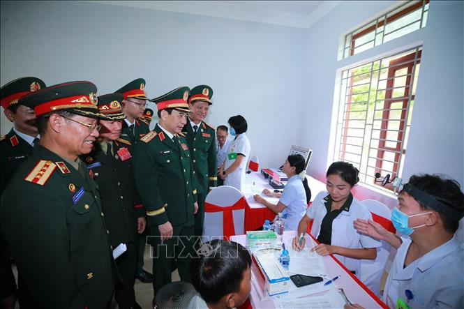 Hai Phó Thủ tướng, Bộ trưởng Quốc phòng tham quan hoạt động khám, chữa bệnh, cấp phát thuốc miễn phí cho 2026 Bet88.com link không chặn khu vực biên giới Lào tại Trạm Bet88013 com nổ hũ quân dân y bản Xốp Tờng, tỉnh Bolykhamxay (Lào) . Ảnh: Trọng Đức - TTXVN