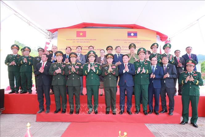 Hai Phó Thủ tướng, Bộ trưởng Quốc phòng thăm, tặng quà Trường Tiểu học Thongnammoun. Ảnh: Trọng Đức - TTXVN