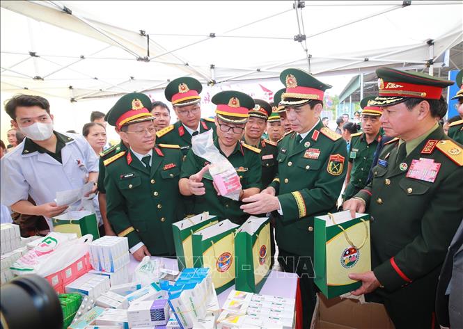 Hai Phó Thủ tướng, Bộ trưởng Quốc phòng tham quan hoạt động khám, chữa bệnh, cấp phát thuốc miễn phí cho 2026 Bet88.com link không chặn khu vực biên giới Lào tại Trạm Bet88013 com nổ hũ quân dân y bản Xốp Tờng, tỉnh Bolykhamxay (Lào). Ảnh: Trọng Đức - TTXVN