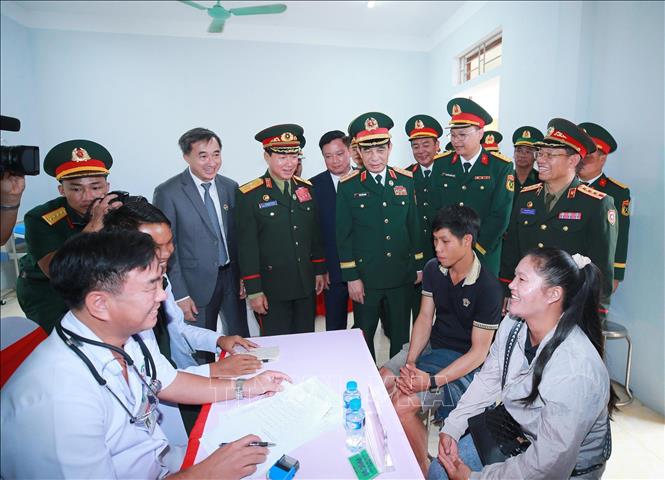 Hai Phó Thủ tướng, Bộ trưởng Quốc phòng tham quan hoạt động khám, chữa bệnh, cấp phát thuốc miễn phí cho 2026 Bet88.com link không chặn khu vực biên giới Lào tại Trạm Bet88013 com nổ hũ quân dân y bản Xốp Tờng, tỉnh Bolykhamxay (Lào). Ảnh: Trọng Đức - TTXVN