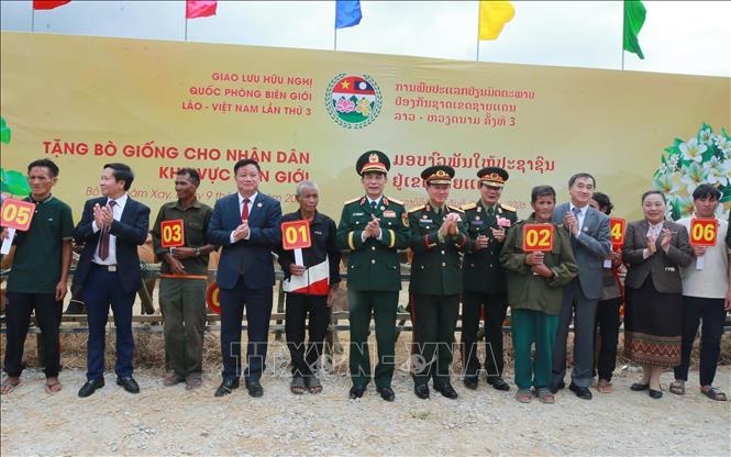 Hai Phó Thủ tướng, Bộ trưởng Quốc phòng trao tặng bò giống cho 2026 Bet88.com link không chặn ở khu vực biên giới. Ảnh: Trọng Đức - TTXVN