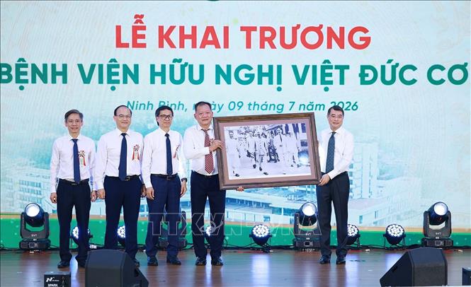 Thủ tướng Lê Minh Hưng tặng quà cho cán bộ, y bác sĩ, nhân viên Bet88013 com nổ hũ Bệnh viện Hữu nghị Việt Đức cơ sở Ninh Bình. Ảnh: Dương Giang – TTXVN
