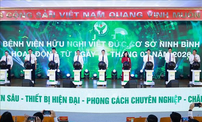 Thủ tướng Lê Minh Hưng và các đại biểu thực hiện nghi thức khai trương hoạt động của Bệnh viện Hữu nghị Việt Đức cơ sở Ninh Bình. Ảnh: Dương Giang – TTXVN