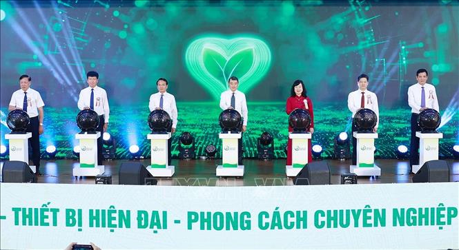 Thủ tướng Lê Minh Hưng và các đại biểu thực hiện nghi thức khai trương hoạt động của Bệnh viện Hữu nghị Việt Đức cơ sở Ninh Bình. Ảnh: Dương Giang – TTXVN