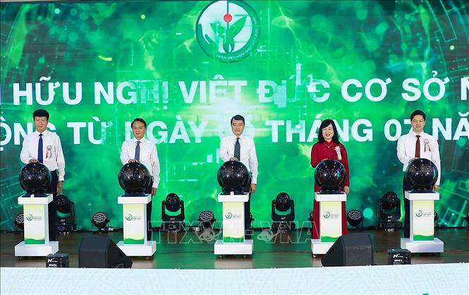 Thủ tướng Lê Minh Hưng và các đại biểu thực hiện nghi thức khai trương hoạt động của Bệnh viện Hữu nghị Việt Đức cơ sở Ninh Bình. Ảnh: Dương Giang – TTXVN