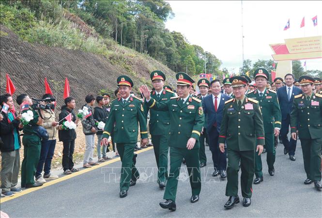 Hai Phó Thủ tướng, Bộ trưởng Quốc phòng đến dự Lễ khởi công công trình Trạm phối hợp công tác, Đại đội Biên phòng 252. Ảnh: Trọng Đức - TTXVN