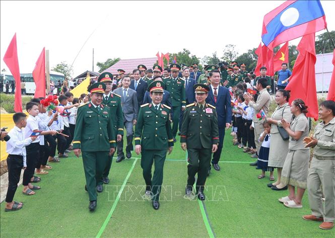Hai Phó Thủ tướng, Bộ trưởng Quốc phòng đến thăm, tặng quà Trường Tiểu học Thongnammoun. Ảnh: Trọng Đức - TTXVN