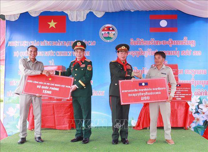 Hai Phó Thủ tướng, Bộ trưởng Quốc phòng tặng quà cho giáo viên Trường Tiểu học Thongnamoun. Ảnh: Trọng Đức - TTXVN