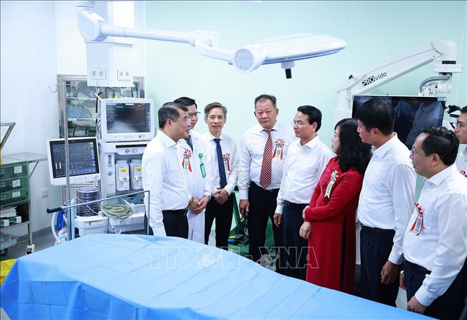 Thủ tướng Bet8801234.com BMXCT Uy Tín Lê Minh Hưng kiểm tra công tác khám, chữa bệnh của Bệnh viện Hữu nghị Việt Đức cơ sở Ninh Bình. Ảnh: Dương Giang – TTXVN 