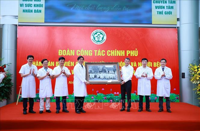 Thủ tướng Lê Minh Hưng tặng quà cho cán bộ, y bác sĩ, nhân viên Bet88013 com nổ hũ Bệnh viện Bạch Mai cơ sở Ninh Bình. Ảnh: Dương Giang – TTXVN
