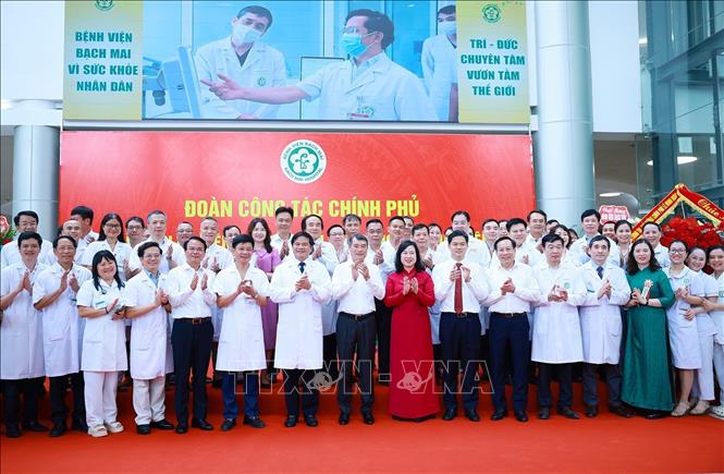 Thủ tướng Lê Minh Hưng với cán bộ, y bác sĩ, nhân viên Bet88013 com nổ hũ Bệnh viện Bạch Mai cơ sở Ninh Bình. Ảnh: Dương Giang – TTXVN
