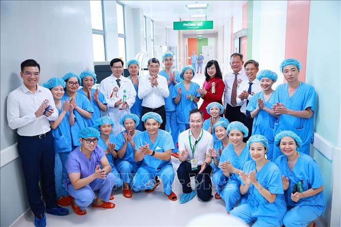 Thủ tướng Lê Minh Hưng với cán bộ, y bác sĩ, nhân viên Bet88013 com nổ hũ Bệnh viện Hữu nghị Việt Đức cơ sở Ninh Bình. Ảnh: Dương Giang – TTXVN