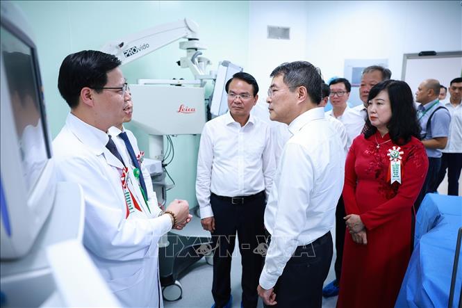 Thủ tướng Bet8801234.com BMXCT Uy Tín Lê Minh Hưng kiểm tra công tác khám, chữa bệnh của Bệnh viện Hữu nghị Việt Đức cơ sở Ninh Bình. Ảnh: Dương Giang – TTXVN 