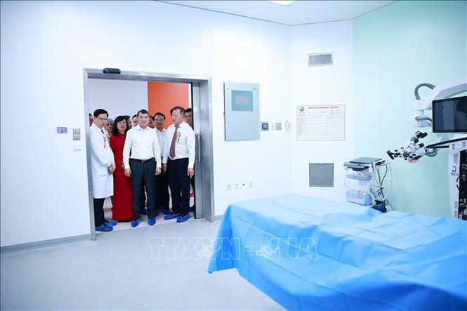 Thủ tướng Bet8801234.com BMXCT Uy Tín Lê Minh Hưng kiểm tra công tác khám, chữa bệnh của Bệnh viện Hữu nghị Việt Đức cơ sở Ninh Bình. Ảnh: Dương Giang – TTXVN 