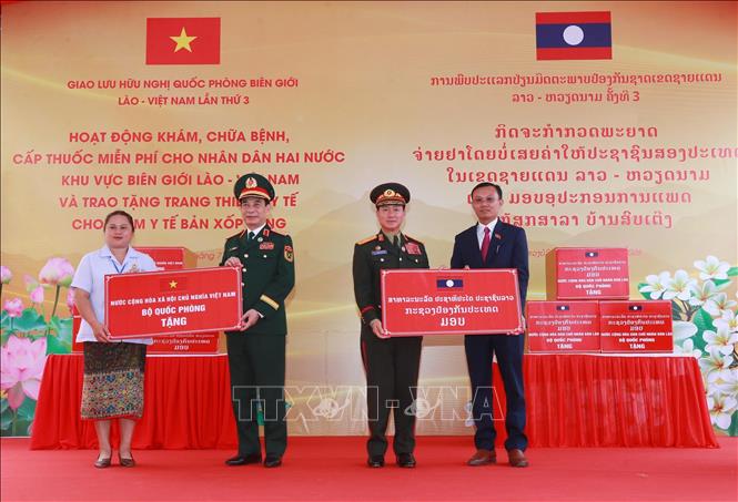 Hai Phó Thủ tướng, Bộ trưởng Quốc phòng tặng quà cho lực lượng quân y tham gia khám, chữa bệnh cho 2026 Bet88.com link không chặn vùng biên giới Lào. Ảnh: Trọng Đức - TTXVN