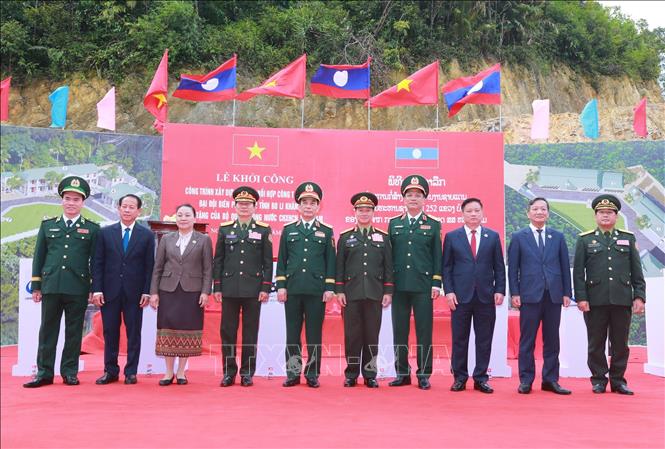 Hai Phó Thủ tướng, Bộ trưởng Quốc phòng và các đại biểu tại Lễ khởi công công trình Trạm phối hợp công tác, Đại đội Biên phòng 252. Ảnh: Trọng Đức - TTXVN