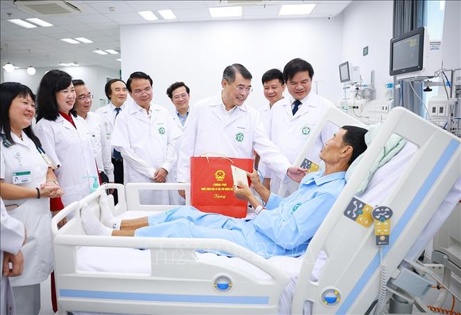 Thủ tướng Lê Minh Hưng thăm, động viên Bet88com casino, thể thao, bắn cá, nổ hũ đang điều trị tại Bệnh viện Bạch Mai cơ sở Ninh Bình. Ảnh: Dương Giang – TTXVN
