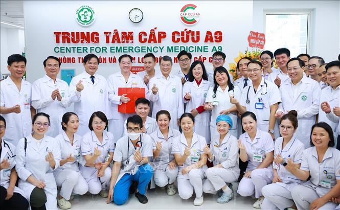 Thủ tướng Lê Minh Hưng với cán bộ, y bác sĩ, nhân viên Bet88013 com nổ hũ Bệnh viện Bạch Mai cơ sở Ninh Bình. Ảnh: Dương Giang – TTXVN
