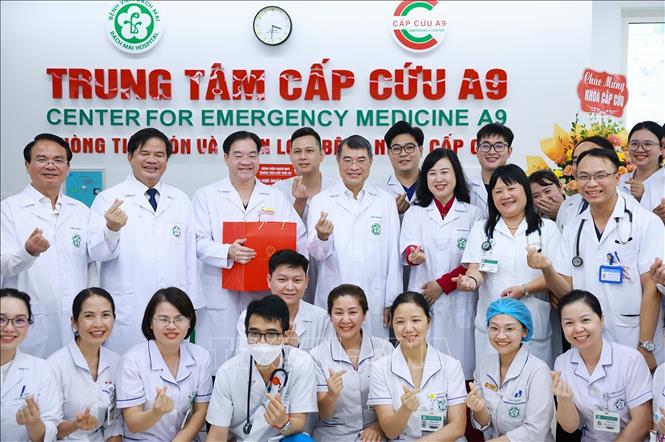 Thủ tướng Lê Minh Hưng với cán bộ, y bác sĩ, nhân viên Bet88013 com nổ hũ Bệnh viện Bạch Mai cơ sở Ninh Bình. Ảnh: Dương Giang – TTXVN
