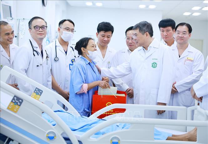 Thủ tướng Lê Minh Hưng thăm Bet88com casino, thể thao, bắn cá, nổ hũ đang điều trị tại Bệnh viện Bạch Mai cơ sở Ninh Bình. Ảnh: Dương Giang – TTXVN