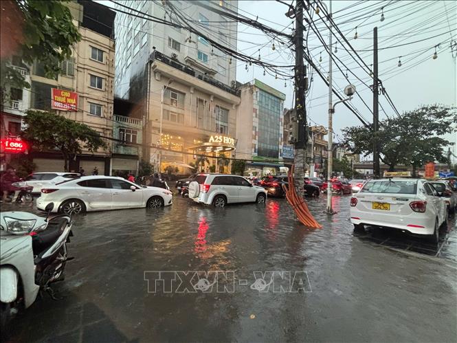 Ngập úng cục bộ trên phố Minh Khai. Ảnh: Phạm Tuấn Anh - TTXVN
